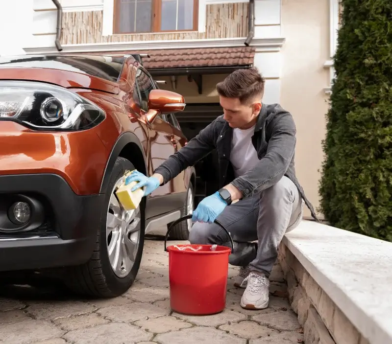 Lavage auto à domicile Verneuil-l'Étang : professionnel intervenant sur un véhicule